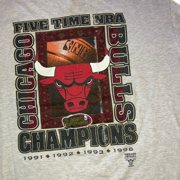 Vintage Chicago bulls
Michel Jordan
Scottie pippen
Logo 7 shirt large - Picture 3 of 3